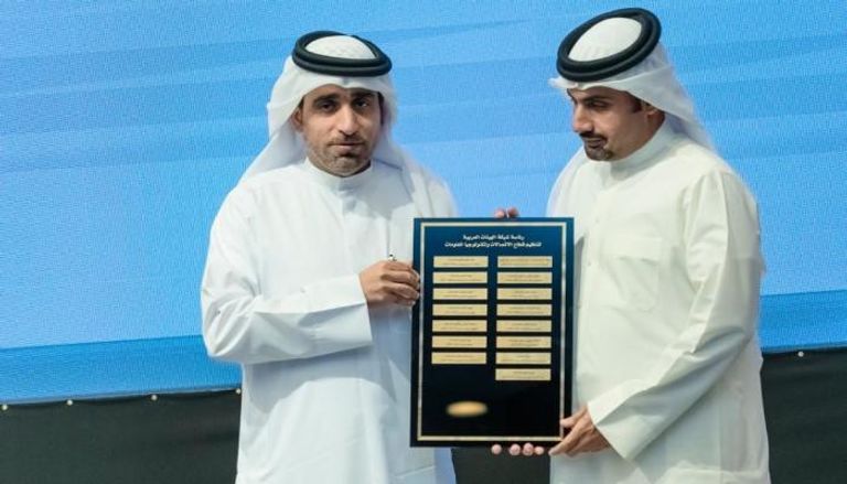 حمد عبيد المنصوري يسلم ممثل البحرين رئاسة الشبكة العربية لهيئات تنظيم الاتصالات