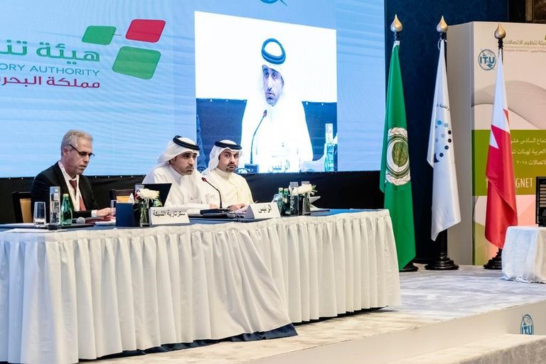 حمد عبيد المنصوري يسلم ممثل البحرين رئاسة الشبكة العربية لهيئات تنظيم الاتصالات