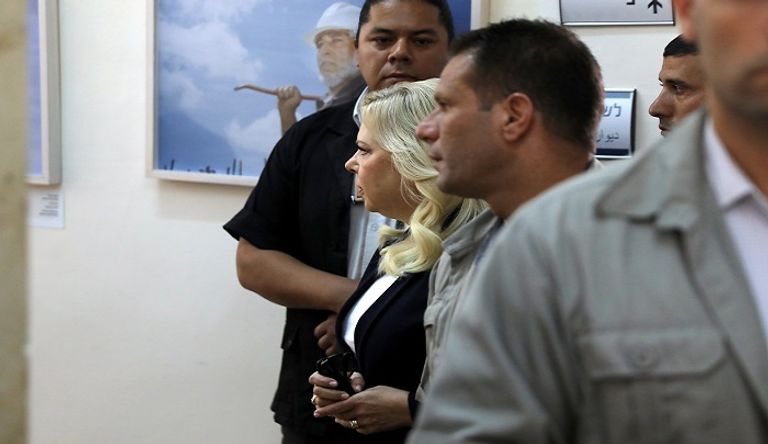 سارة نتنياهو لدى وصولها إلى المحكمة- رويترز