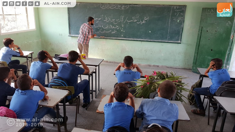 أكاليل الزهور تشغل مقاعد الطلبة الشهداء في غزة