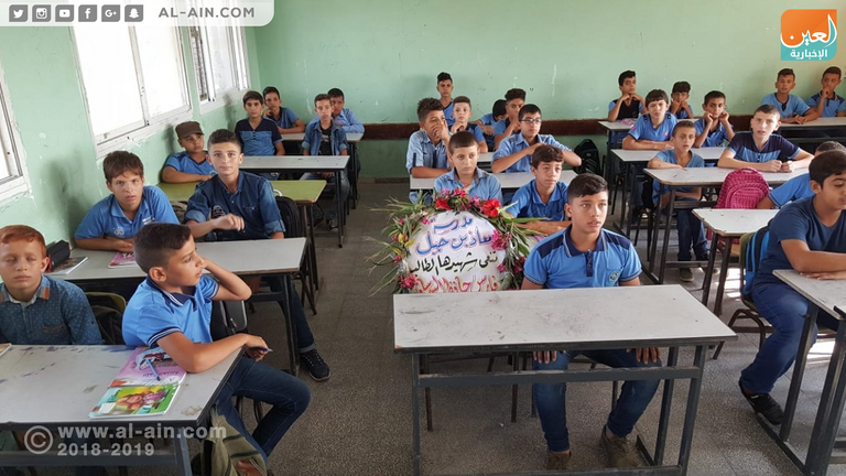 أكاليل الزهور تشغل مقاعد الطلبة الشهداء في غزة