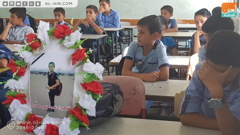 أكاليل الزهور تشغل مقاعد الطلبة الشهداء في غزة