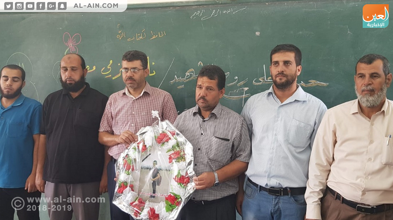 أكاليل الزهور تشغل مقاعد الطلبة الشهداء في غزة