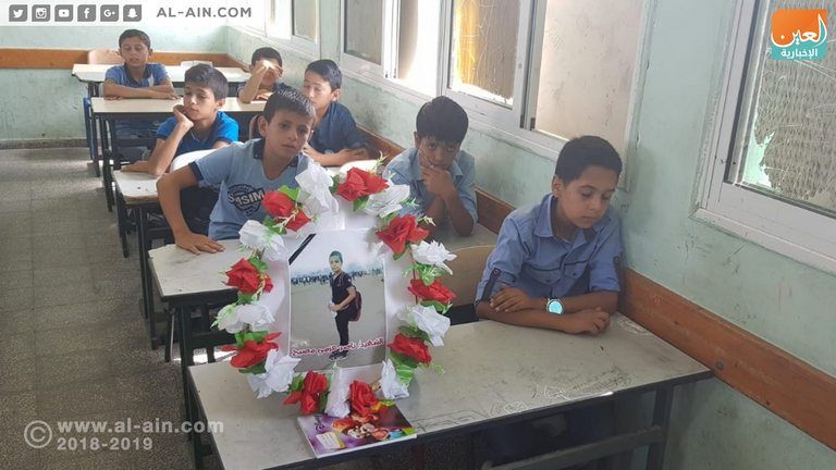 أكاليل الزهور تشغل مقاعد الطلبة الشهداء في غزة