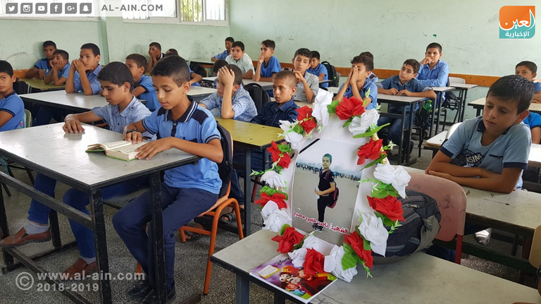 أكاليل الزهور تشغل مقاعد الطلبة الشهداء في غزة