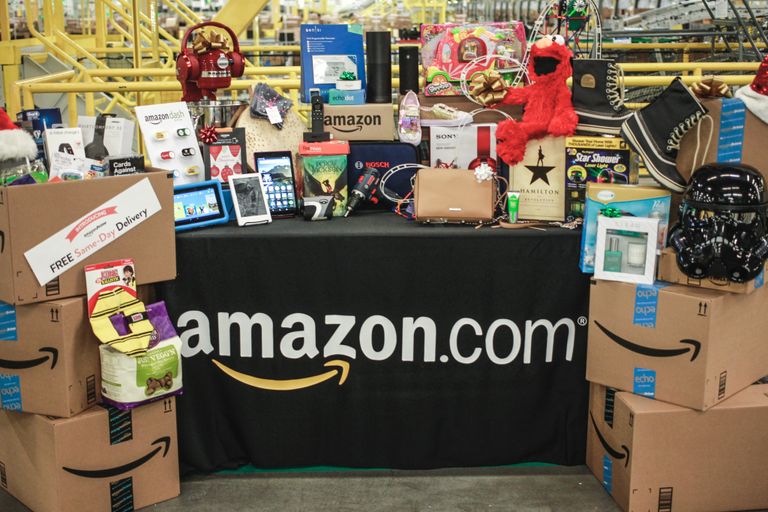 أحد سائقي توزيع طرود أمازون