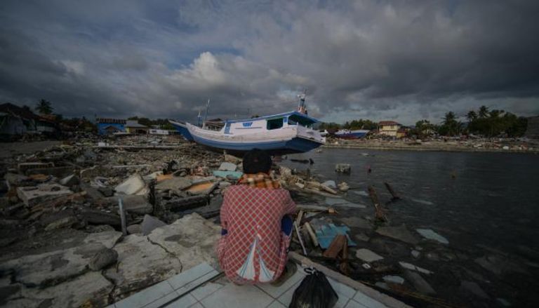 صياد إندونيسي تنتابه الحسرة بعدما فَقَد قاربه