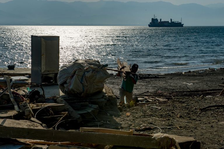 صياد إندونيسي تنتابه الحسرة بعدما فَقَد قاربه
