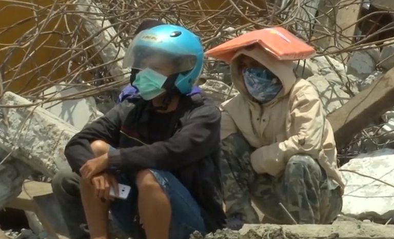 صياد إندونيسي تنتابه الحسرة بعدما فَقَد قاربه