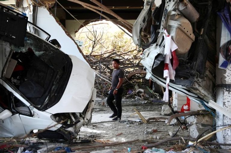 صياد إندونيسي تنتابه الحسرة بعدما فَقَد قاربه