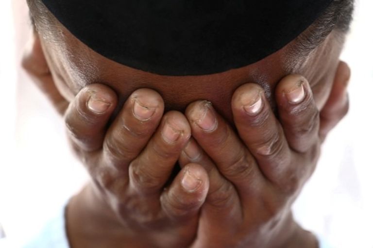 صياد إندونيسي تنتابه الحسرة بعدما فَقَد قاربه