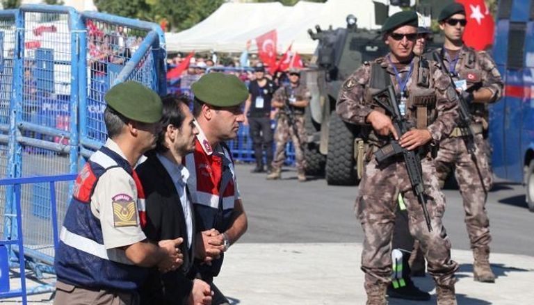 قوات أمن تركية برفقة معتقل سابق