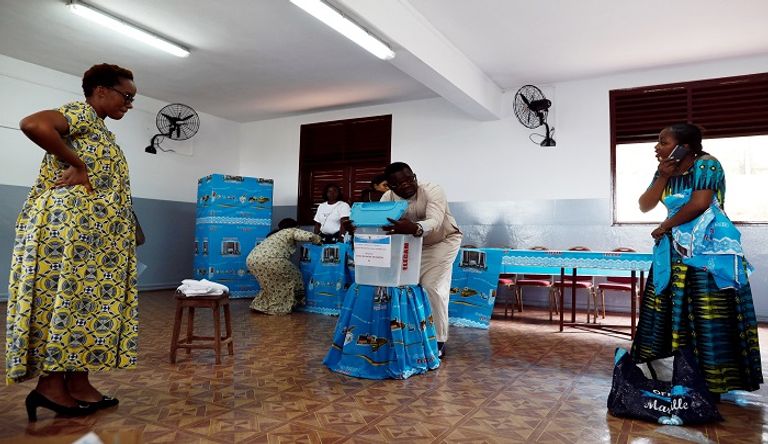 الكاميرون تستعد لمشاركة الناخبين في السباق الرئاسي- رويترز رئيس الكاميرون بيا مع زوجته خلال الإدلاء بصوتهما- رويترز