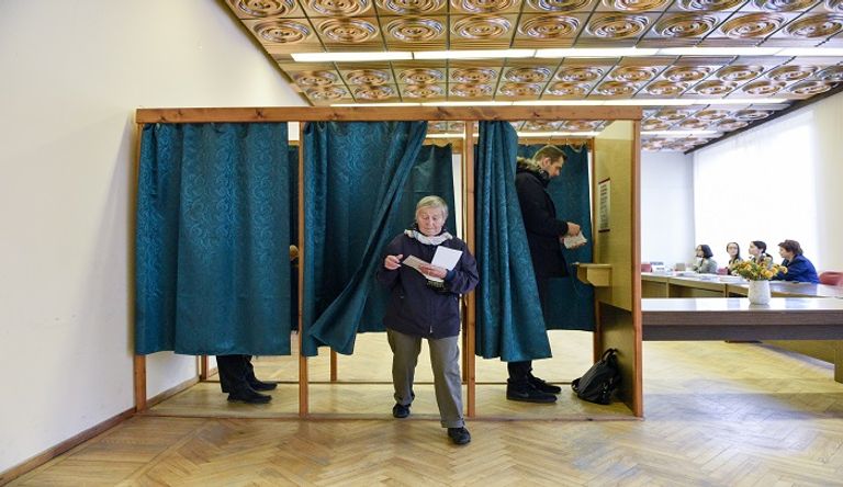 جانب من المشاركة بالتصويت في انتخابات لاتفيا - أ.ف.ب جانب من المشاركة بالتصويت في انتخابات لاتفيا - أ.ف.ب