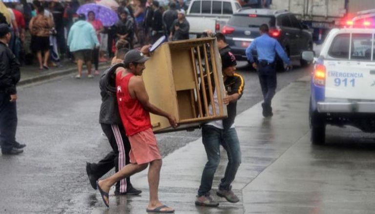 الأمطار أجبرت الآلاف على ترك منازلهم