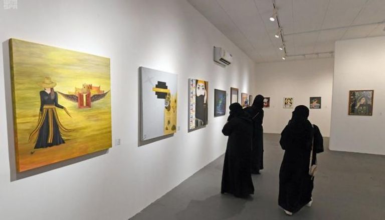جانب من معرض مسك للفنون بمشاركة 100 فنانة سعودية 