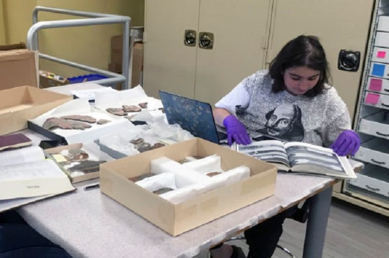 الطالبة تفحص حطام الكارتوناج المومياء داخل الكارتوناج قبل أن يحطمه الزلزال