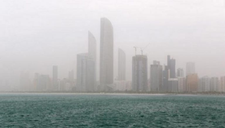 "أرصاد الإمارات" يحذر من الضباب وانخفاض مدى الرؤية