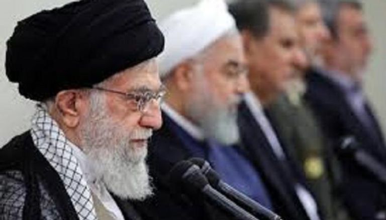 مرشد إيران خامنئي وبجواره الرئيس الإيراني حسن روحاني ومسؤولون آخرون
