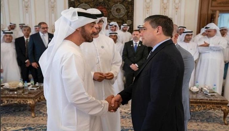 الشيخ محمد بن زايد يلتقي رئيس مجلس إدارة شركة "بيكر هيوز" الأمريكية