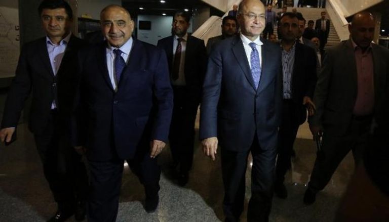 عادل عبدالمهدي يخرج من البرلمان مع الرئيس العراقي برهم صالح