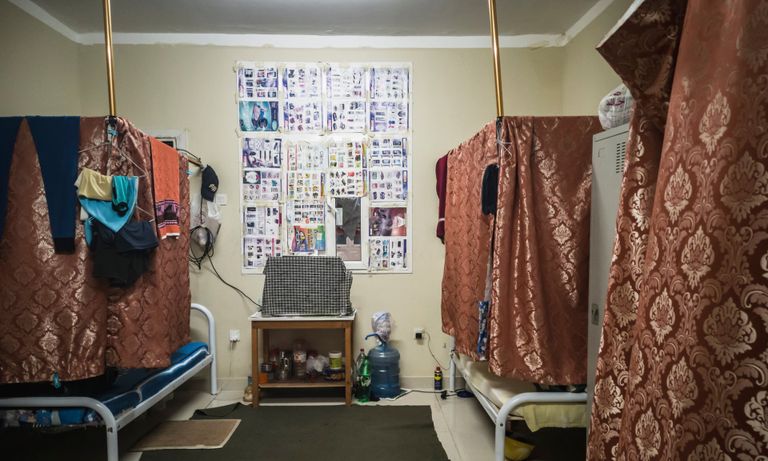 العمال يتوافدون على المركز من الصحراء المحيطة