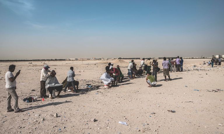 العمال يتوافدون على المركز من الصحراء المحيطة