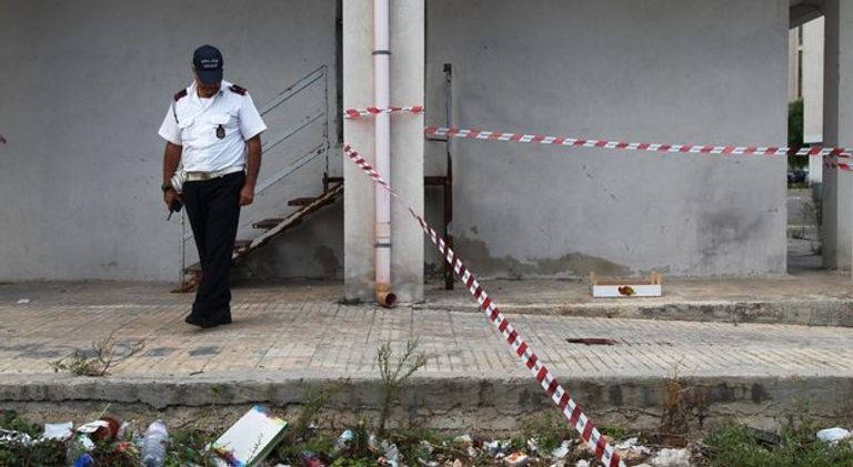 إيطالي يطعن ابنه ويلقي بابنته من الشرفة