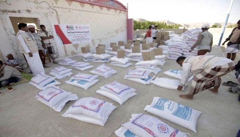 جانب من المساعدات الغذائية المقدمة من الهلال الأحمر الإماراتي