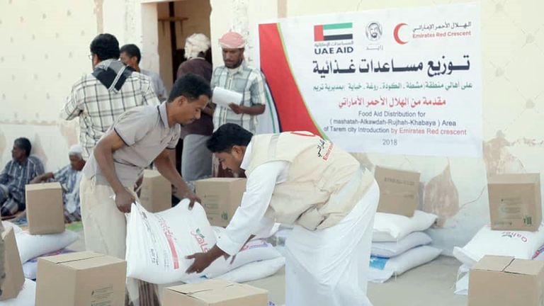جانب من المساعدات الغذائية المقدمة من الهلال الأحمر الإماراتي