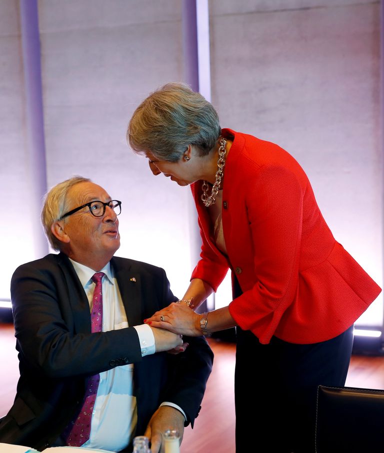 جان كلود يونكر وتيريزا ماي