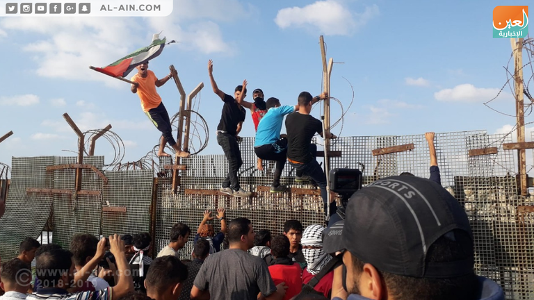 قوات الاحتلال تطلق قنابل الغاز تجاه الفلسطينيين