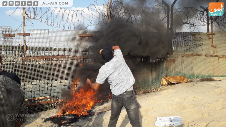 قوات الاحتلال تطلق قنابل الغاز تجاه الفلسطينيين