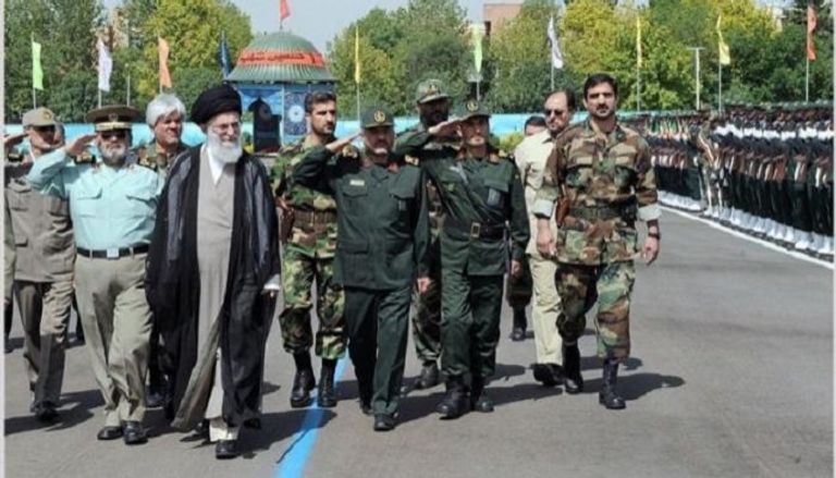 مرشد إيران مع عناصر مليشيا الحرس الثوري