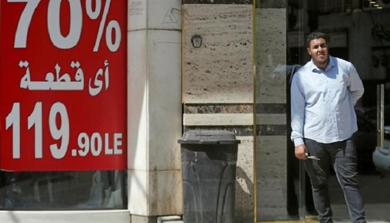 متجر للملابس في مصر يعلن عن تخفيضات – الصورة من رويترز