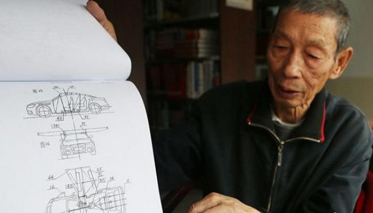 عجوز صيني يصمم سيارة طائرة 