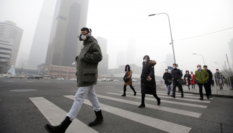 صينيون يرتدون أقنعة التنفس في بكين- أرشيفية