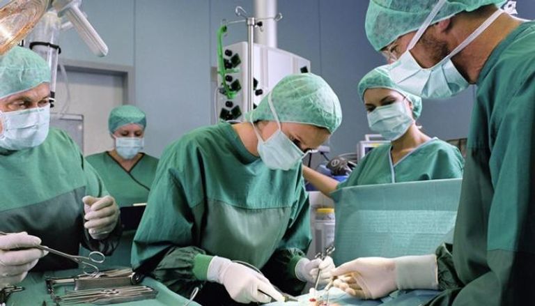 أطباء سعوديون ينجحون في إجراء جراحة نادرة  - صورة أرشيفية