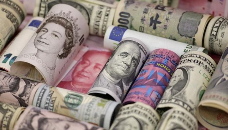 الدولار يتراجع أمام سلة عملات