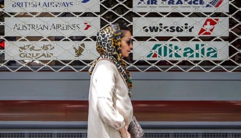 إيرانية بجوار مكاتب سفريات أغلقت أبوابها مع تطبيق العقوبات - الفرنسية