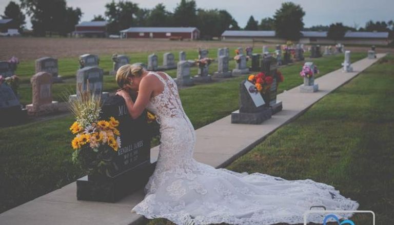 عروس تحيي زفافها عند قبر عريسها 