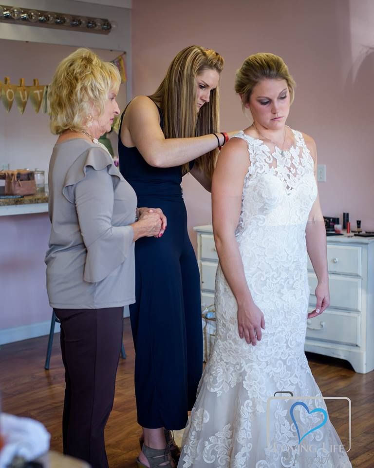 عروس تحيي زفافها عند قبر عريسها 