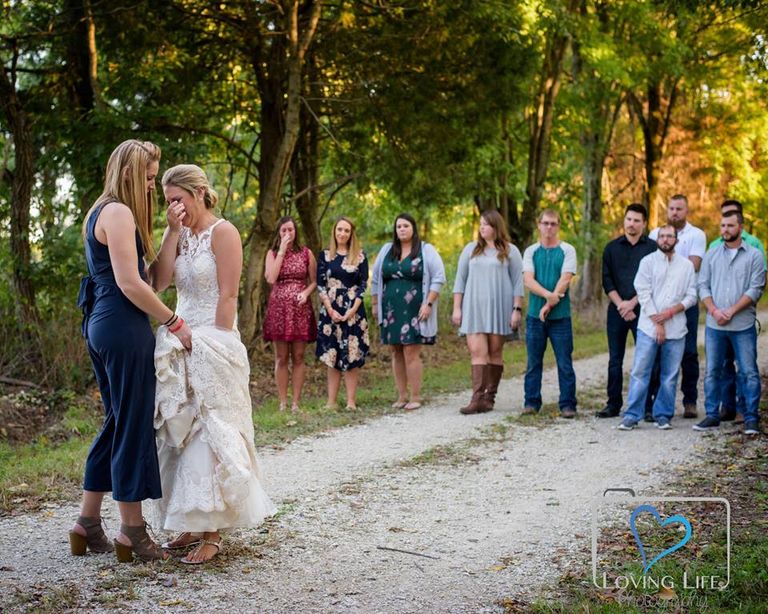 عروس تحيي زفافها عند قبر عريسها