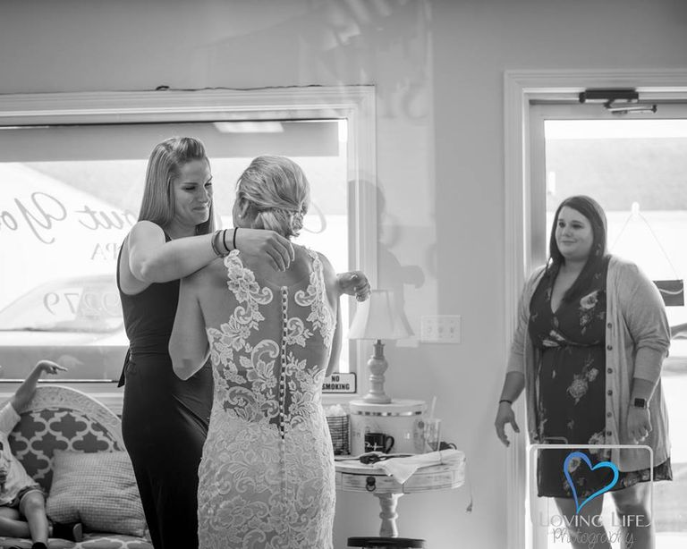 عروس تحيي زفافها عند قبر عريسها