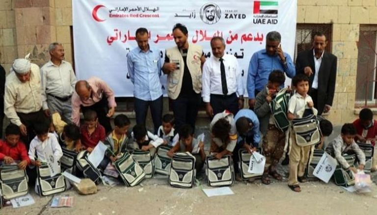 الهلال الأحمر الإماراتي يعيد تأهيل مدرستين ويوزع حقائب في الضالع وتعز