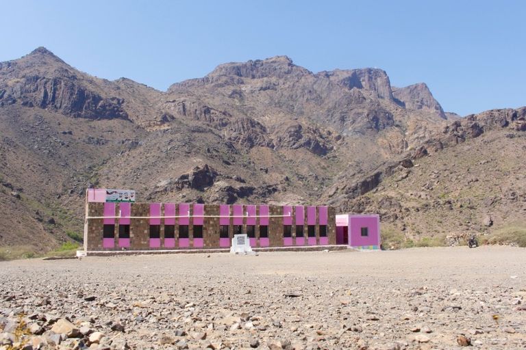 الهلال الأحمر الإماراتي يعيد تأهيل مدرستين ويوزع حقائب في الضالع وتعز