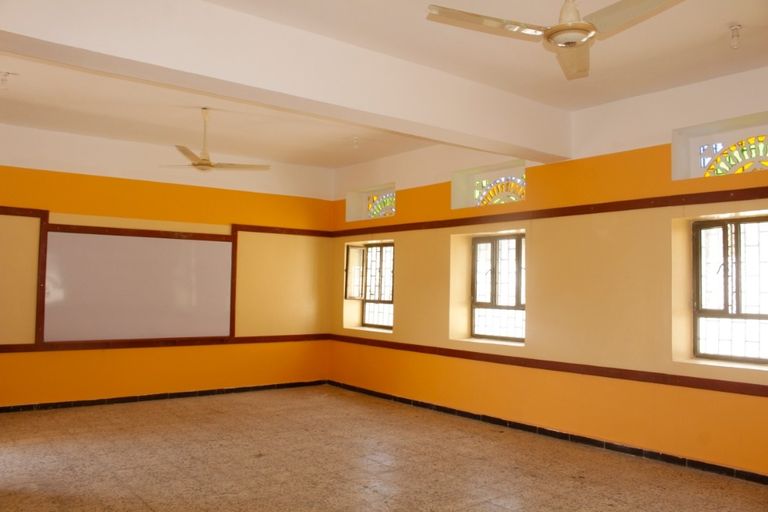 الهلال الأحمر الإماراتي يعيد تأهيل مدرستين ويوزع حقائب في الضالع وتعز