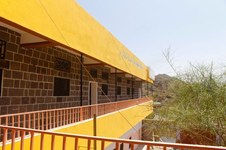 الهلال الأحمر الإماراتي يعيد تأهيل مدرستين ويوزع حقائب في الضالع وتعز