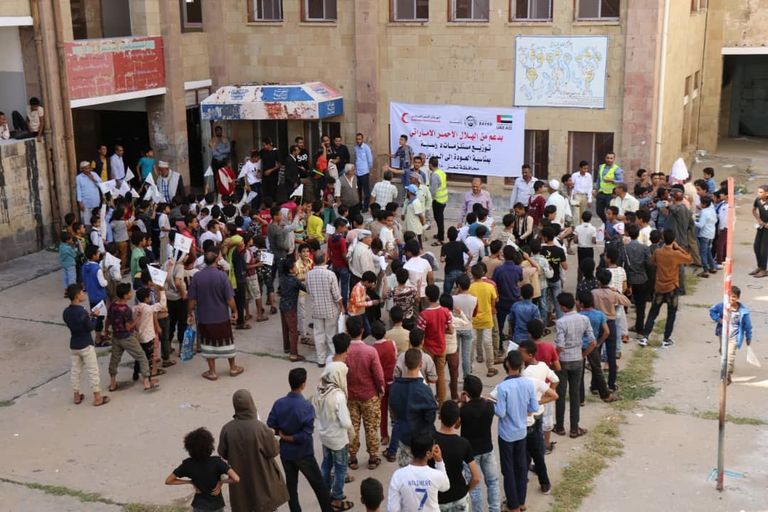 الهلال الأحمر الإماراتي يعيد تأهيل مدرستين ويوزع حقائب في الضالع وتعز