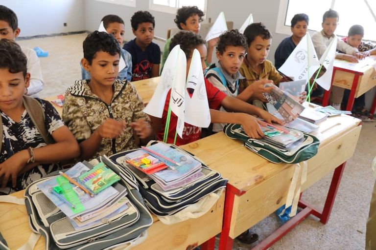 الهلال الأحمر الإماراتي يعيد تأهيل مدرستين ويوزع حقائب في الضالع وتعز